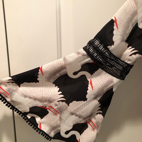 NWOT Alfani blouse sz Small Black w White and Red swans - Picture 6 of 8